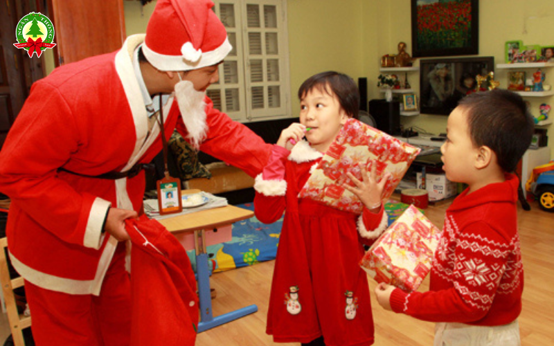 Dịch vụ ông già Noel phát quà 