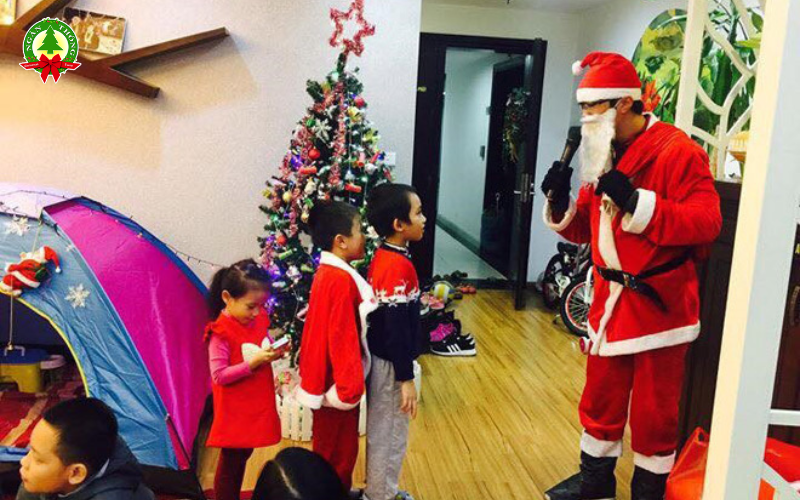 Thuê dịch vụ ông già Noel tặng quà cho bé tại nhà 