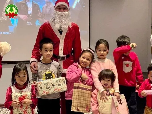 Dịch vụ ông già noel phát quà