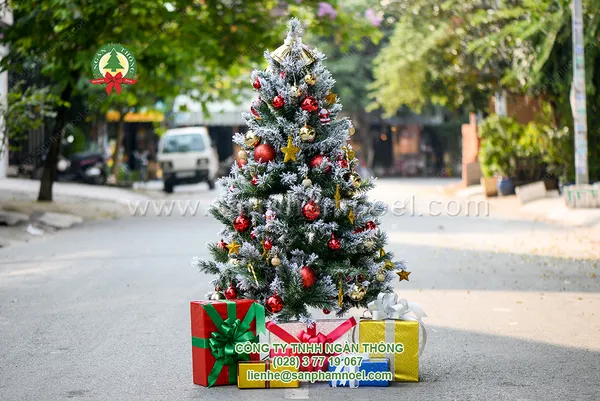 Cây thông noel trang trí văn phòng