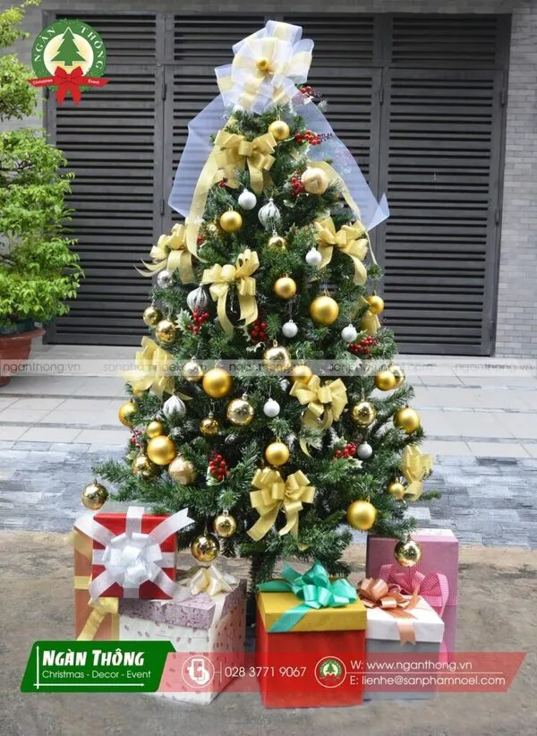 Cây thông noel trang trí văn phòng