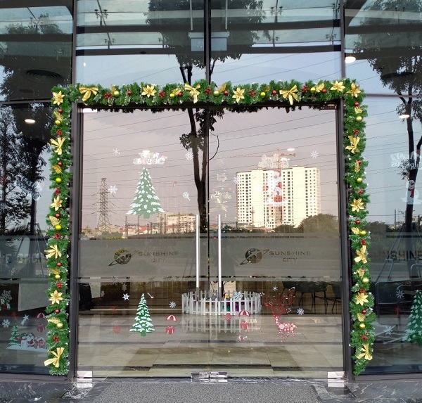 Trang trí cửa kính noel bằng dây kim tuyến