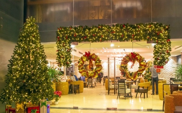 Trang trí cửa kính noel bằng dây kim tuyến