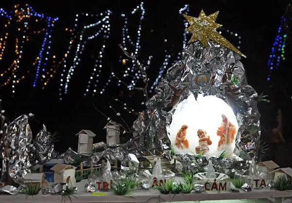 Làm hang đá Giáng Sinh