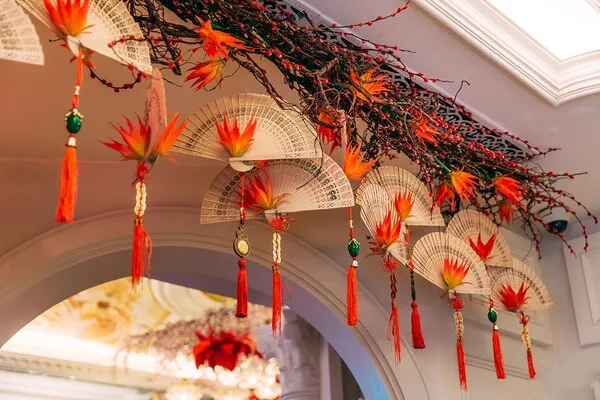 Trang trí cửa kính ngày tết