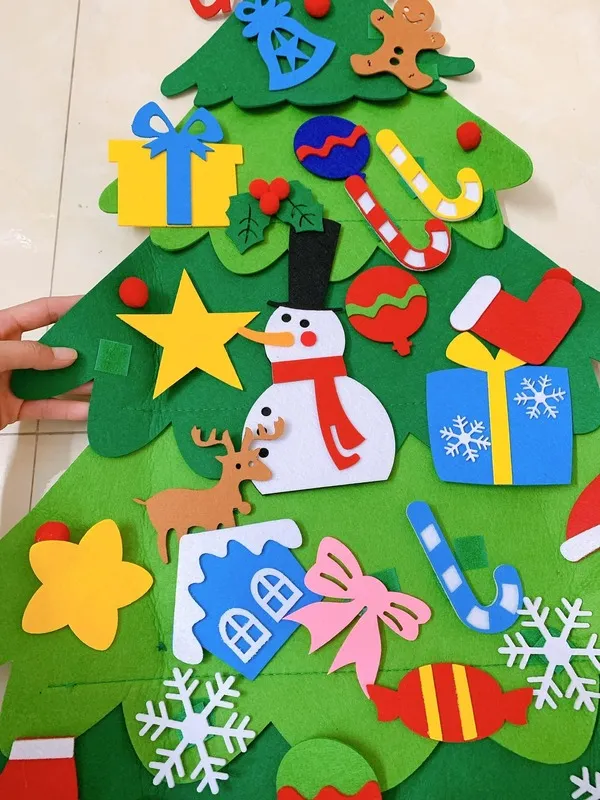 Trang trí cây thông trên tường