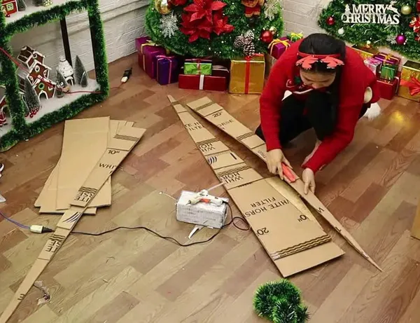 Trang trí cây thông trên tường