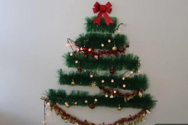 Trang trí cây thông trên tường