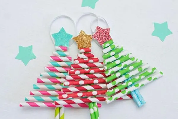 Trang trí cây thông trên tường