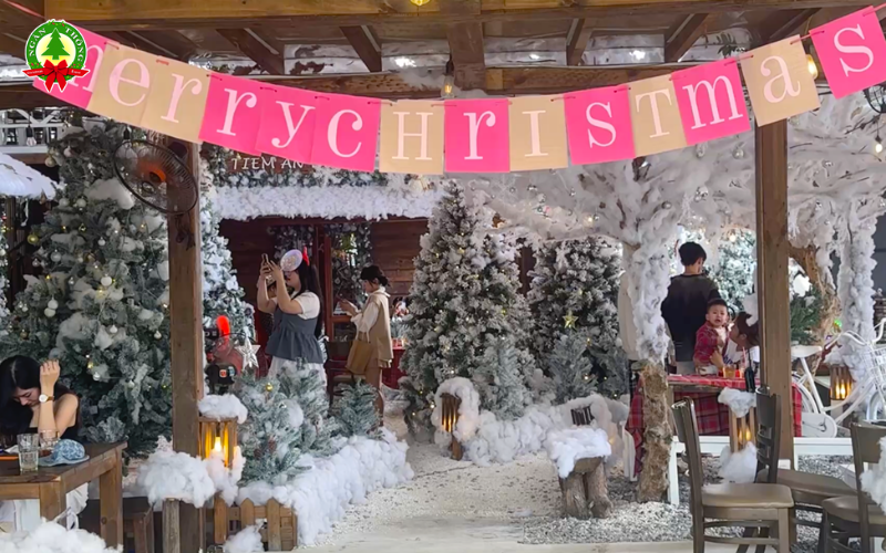 Xu hướng trang trí Noel quán trà sữa Tân Phú được ưa chuộng hiện nay 